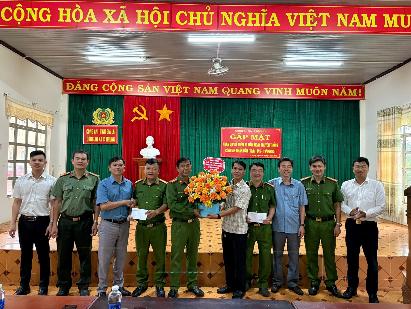 Lãnh đạo Đảng ủy, HĐND, UBND xã Ia Hrung thăm, tặng quà chúc mừng Công an xã